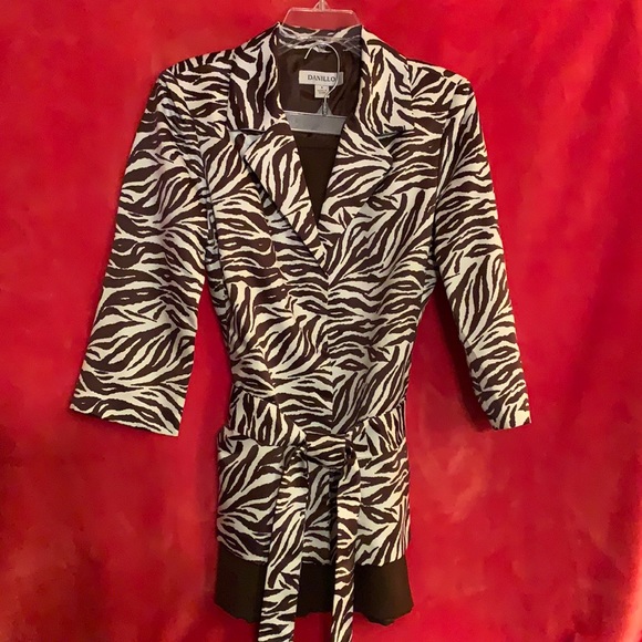 Danillo Dresses & Skirts - Two piece Danillo suit, sz 6, Brown and white.